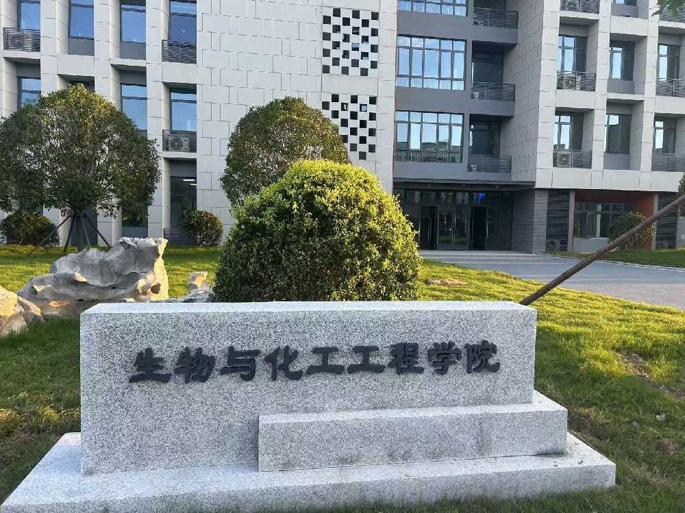 荣昌区扬州职业大学体育场高杆灯项目